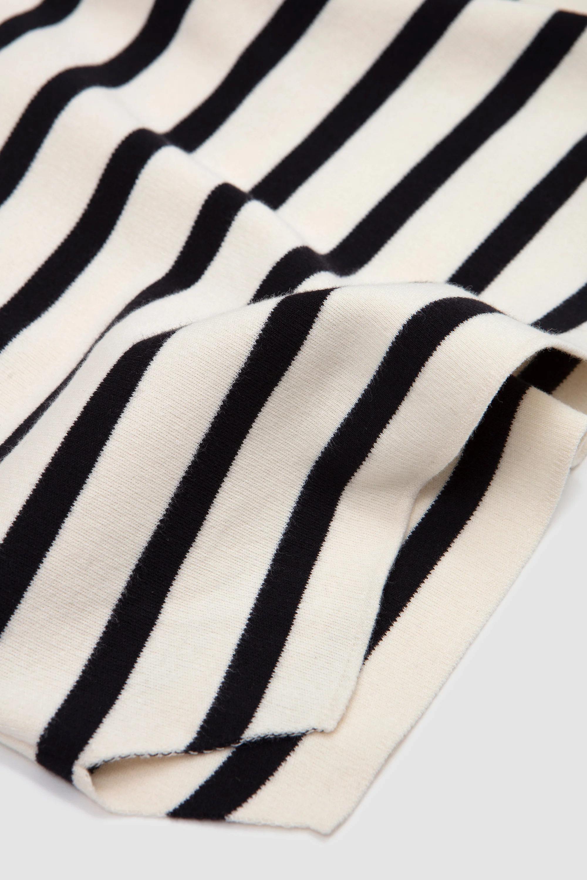 32G Smooth Knit T-Shirt Ivory/ Black - Image 4